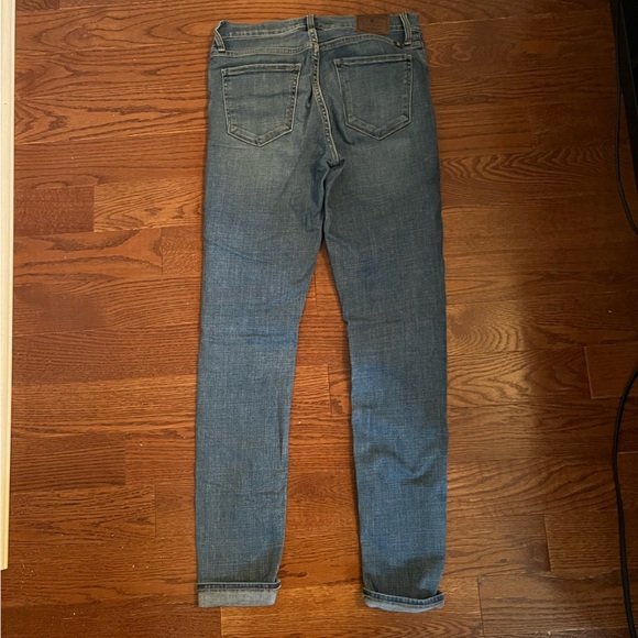 Lucky Brand Skinny Blue Jeans slightly distressed. Size 2/26 - Picture 2 of 9